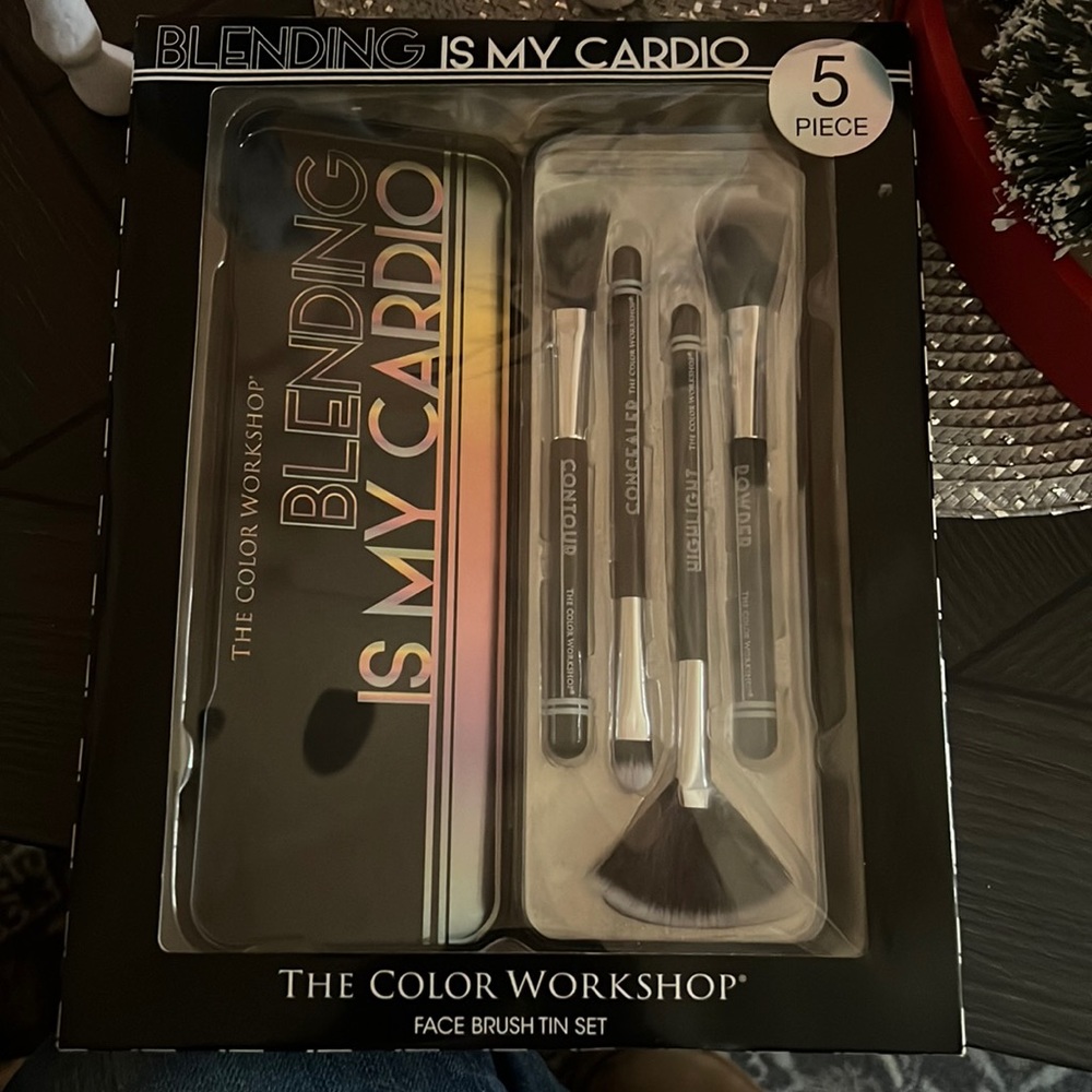 NWT The color workshop Face brush Tin set